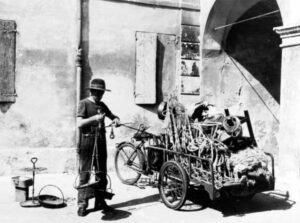 Lucera - Straccivendolo (u ciungiunare) a palazzo Mozzagrugno - Foto di Gennaro Velle