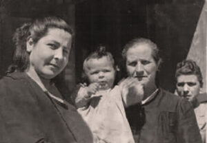 Lucera - Galassi Maria Lucia con la sorella Maria Nunzia in braccio e mia nonna paterna Nunzia Bufolo. Anno 1948-1949 - Foto di Pietro Scioscia