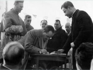 Lucera -Il sen. Follieri firma l'atto di costituzione dell'Opera S. Giuseppe alla presenza di Padre Angelo Cuomo, Vescovo. Vendola e il canonico della cattedrale Carrara - Anni 50